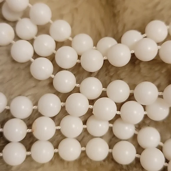 White Long 23.5" Necklace Plastic - Picture 4 of 4